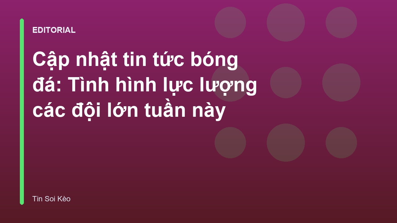 Cầu thủ bóng đá đang tập luyện trên sân cỏ